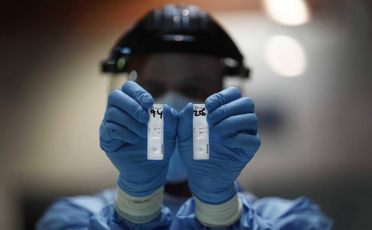 Un sanitario muestra dos test de antígenos para detectar Covid-19. 