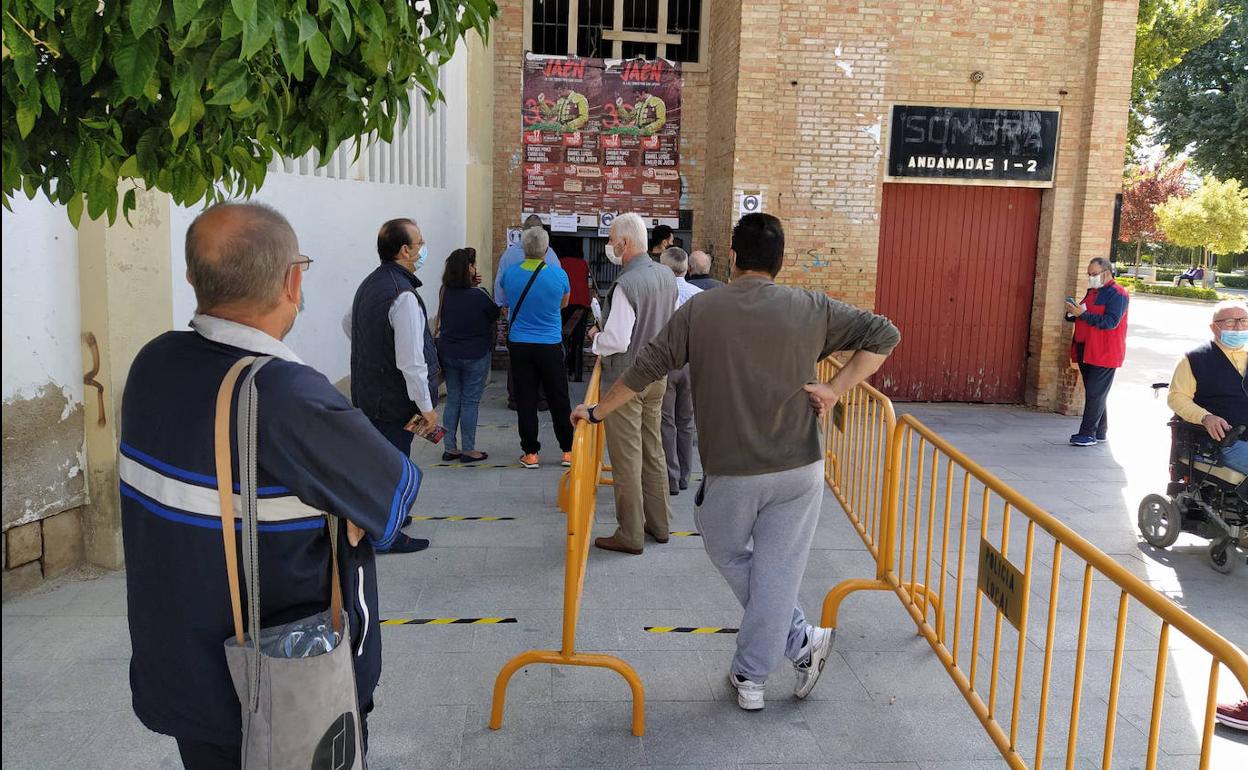 Colas en el primer día de taquillas abiertas para las corridas de toros de  la feria de San Lucas | Ideal