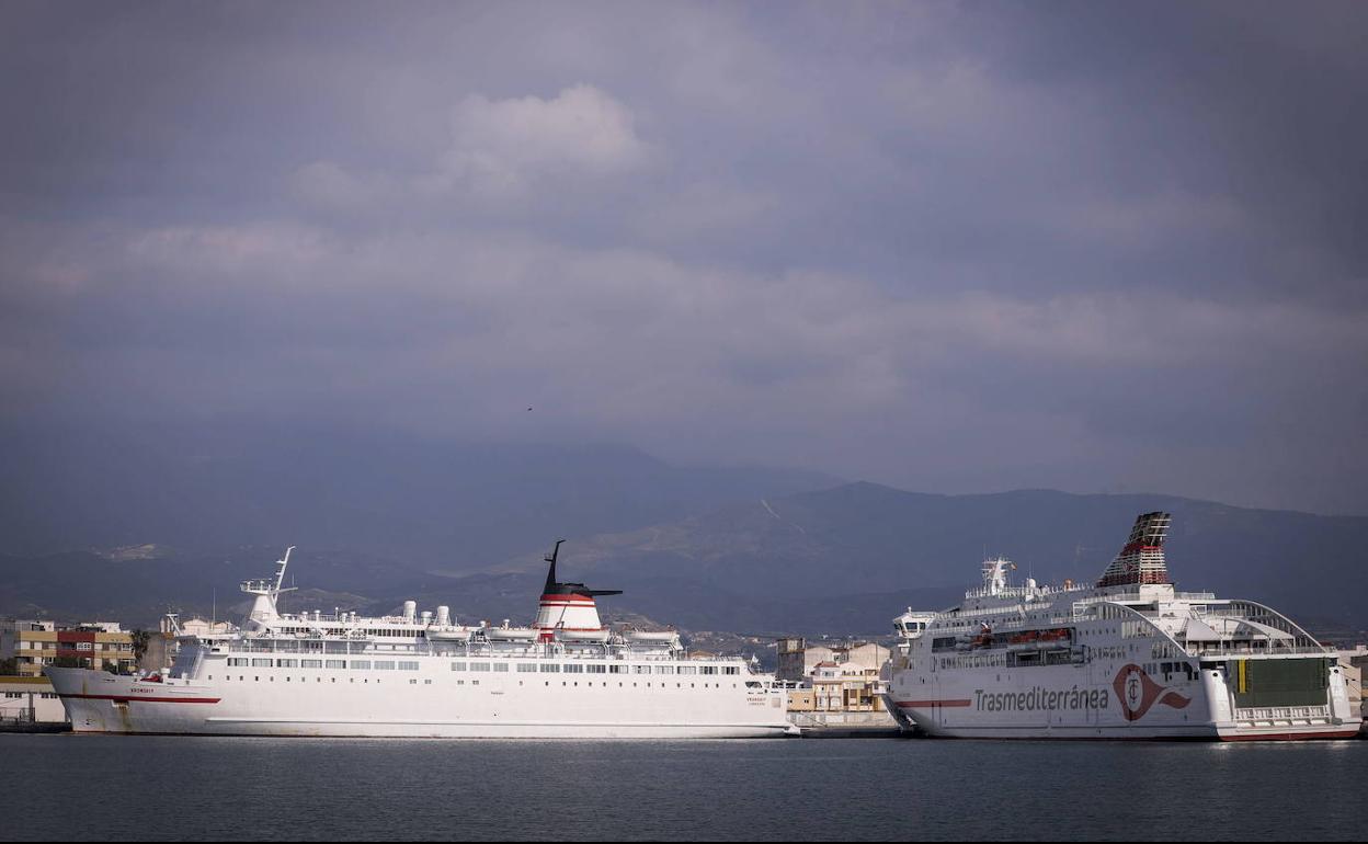 Los ferrys, atracados desde marzo.