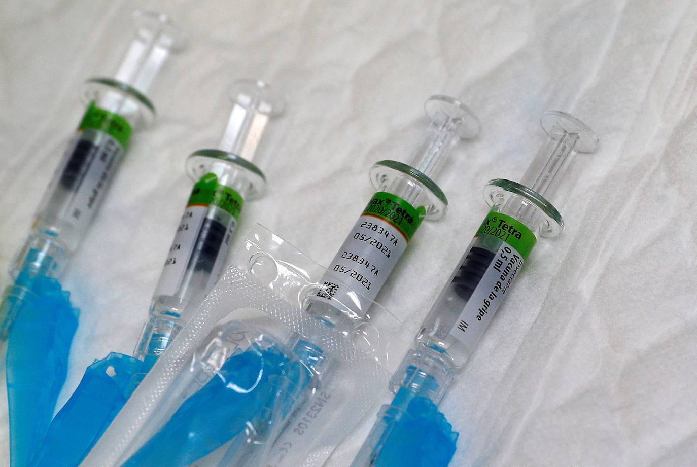 Dosis preparadas para inyectar de vacunas de la gripe