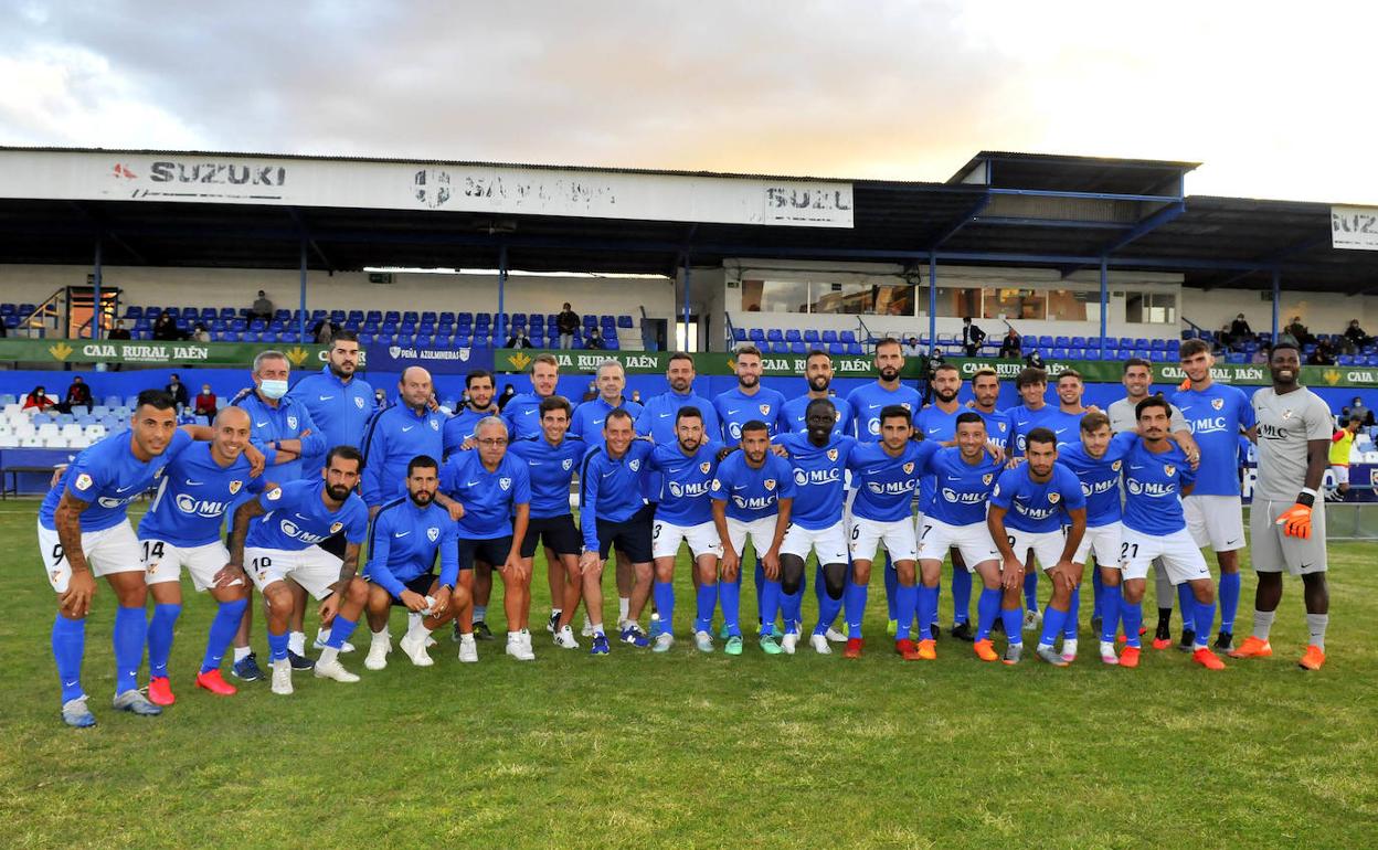 Equipo del Linares Deportivo para la campaña 2020/21, en su presentación el pasado domingo. 