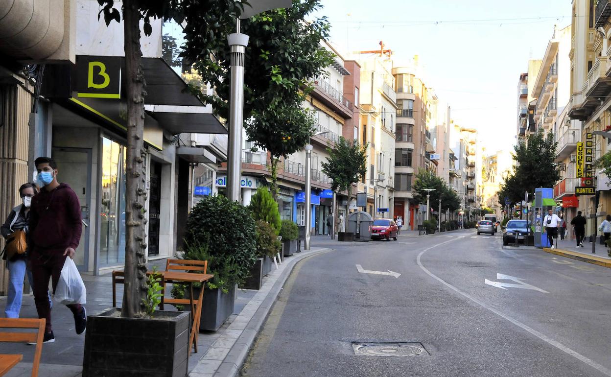 La céntrica calle Isaac Peral, con una reducida afluencia de viandantes y vehículos. 