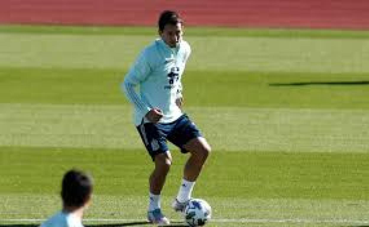 Mikel Oyarzabal, durante un entrenamiento con la selección española. 