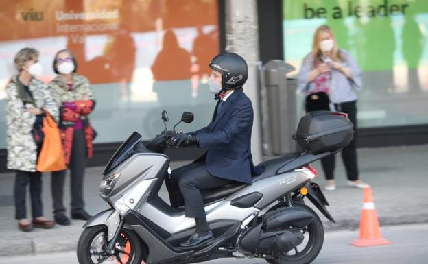 Mascarilla en la moto: cuándo es obligatoria llevarla, excepciones y la multa de 100 euros