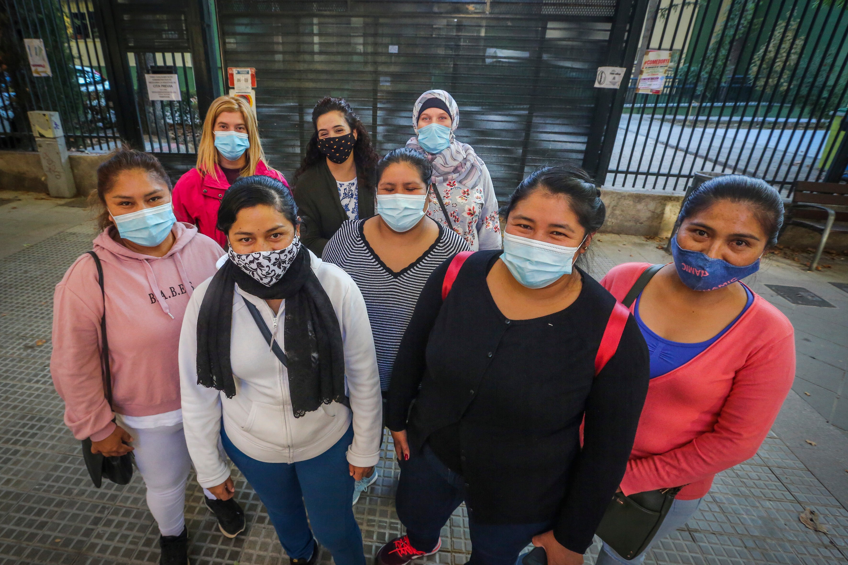 Las madres del plan SYGA en la puerta del colegio Fuentenueva, uno de los que se han quedado sin comedor escolar. 