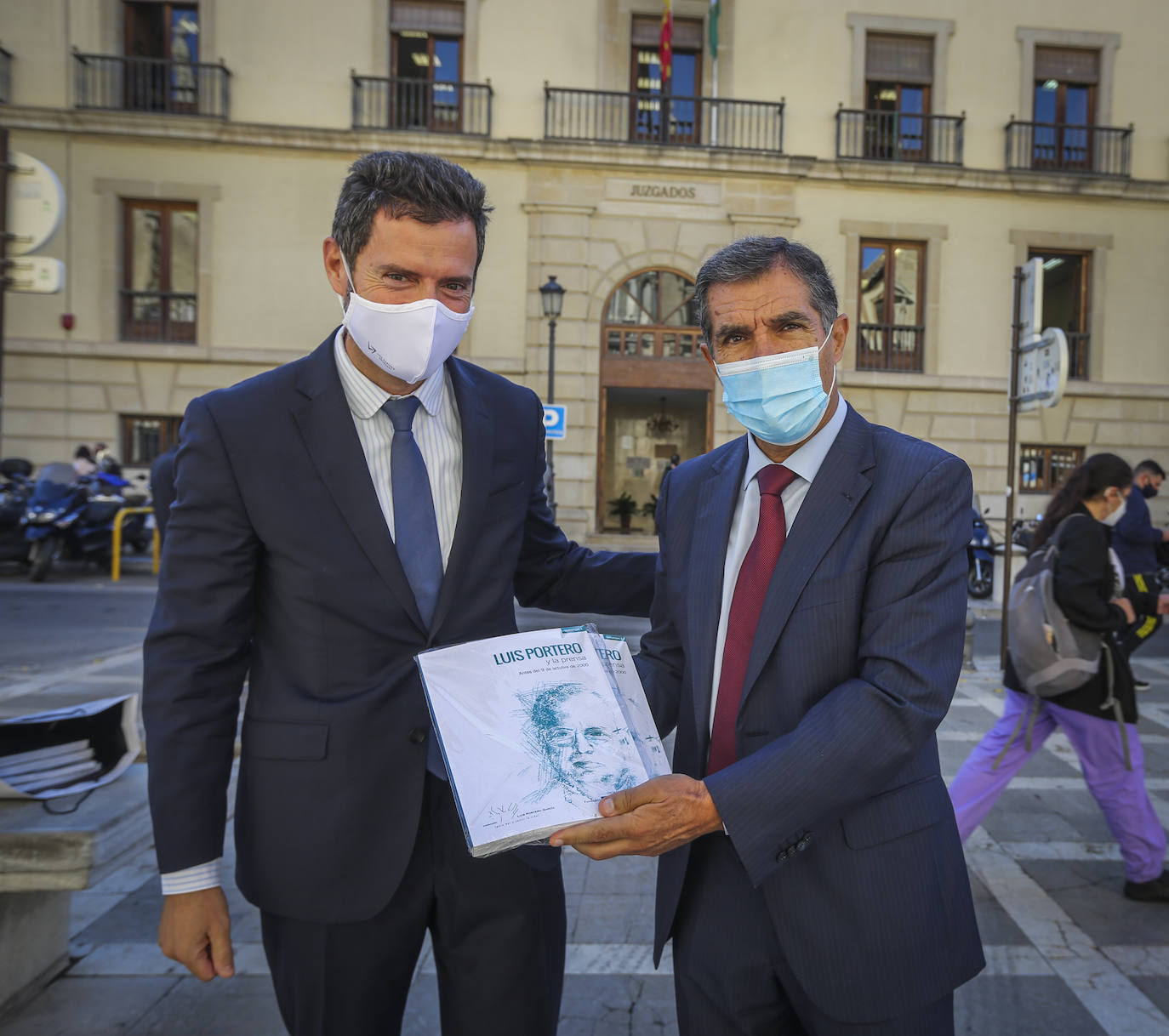 Luis Portero entregó ayer un libro sobre su padre al presidente del Tribunal Superior de Justicia de Andalucía, Lorenzo del Río. 