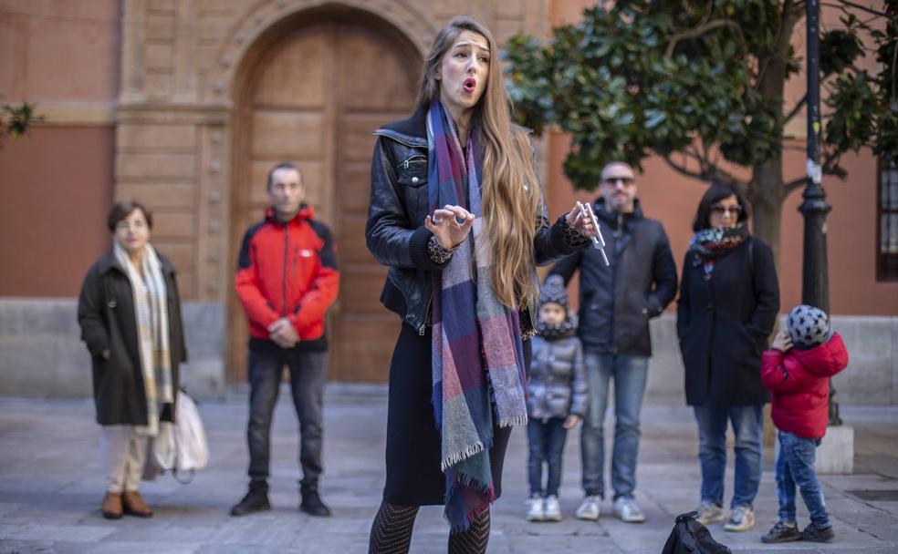 La mezzo soprano Laura Lavigny cantando en la plaza Alonso Cano.