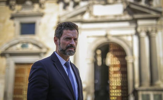 Luis Portero, frente al Palacio de la Real Chancillería, donde trabajaba su progenitor. 