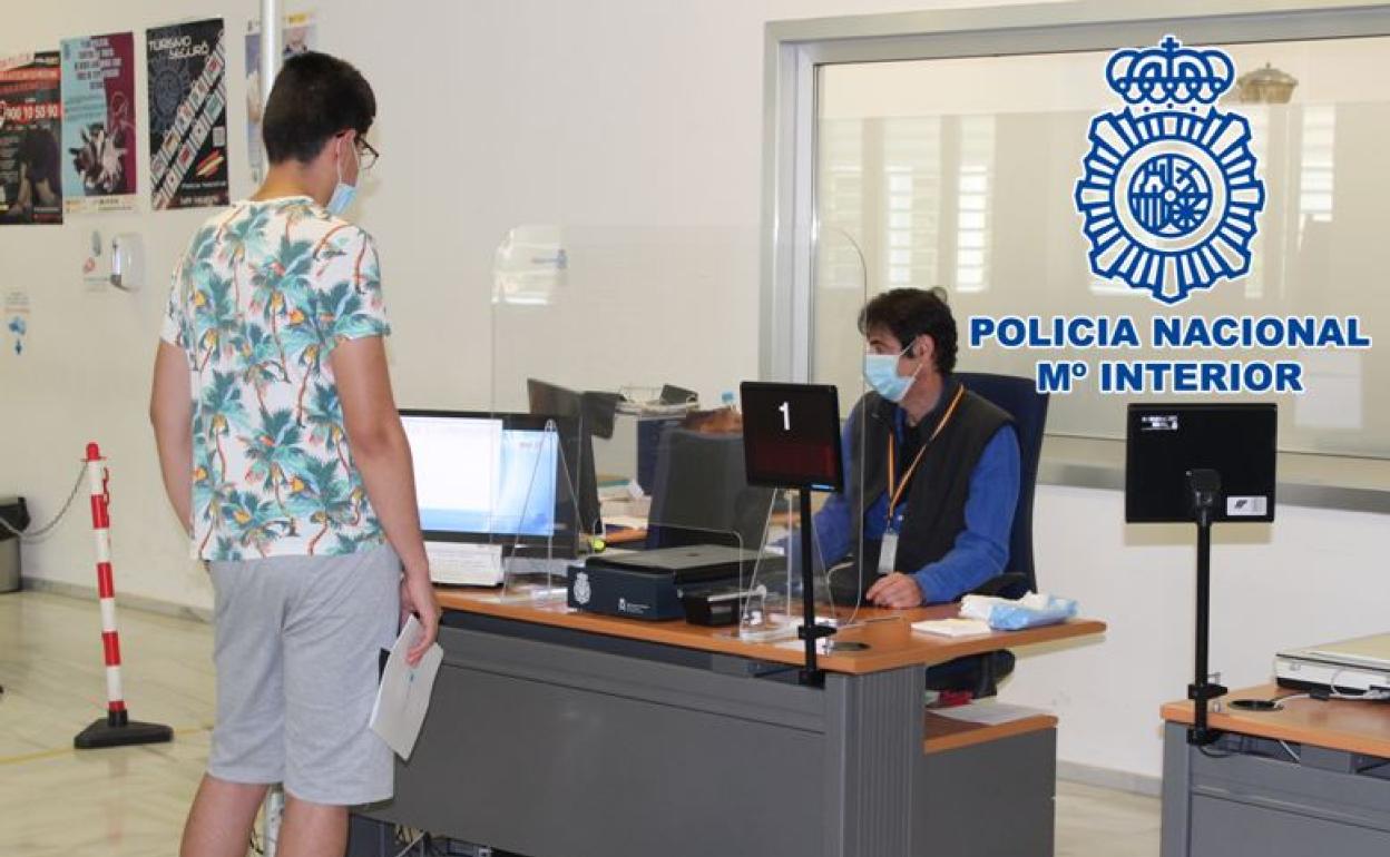 Aviso de la Policía Nacional a los granadinos para renovar el DNI