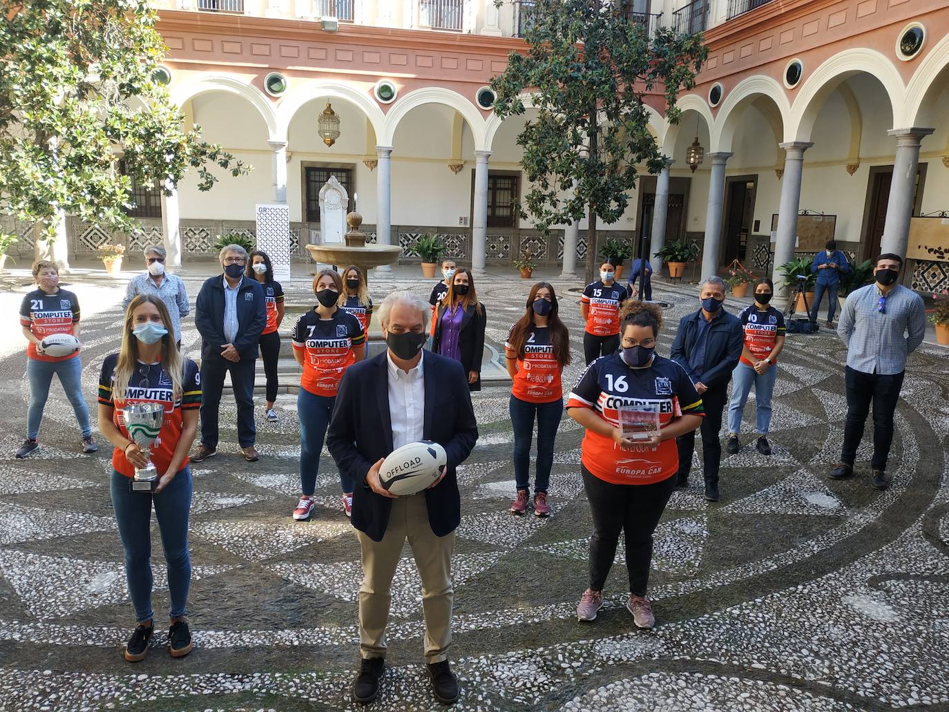 El concejal, rodeado de las jugadoras que se han convertido en campeonas de Andalucía.