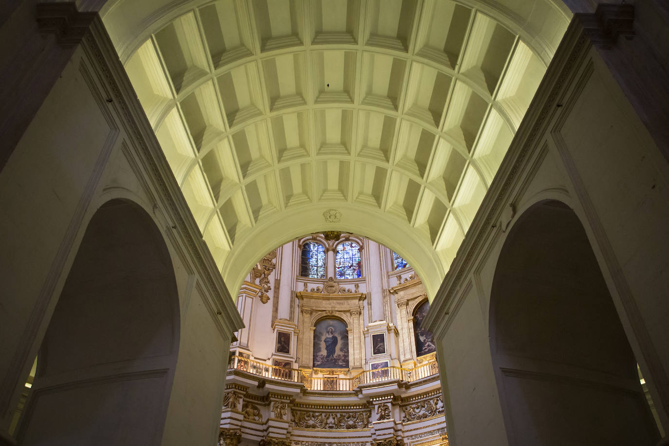 Pintura de la Inmaculada de Alonso Cano en el altar mayor de la Catedral.