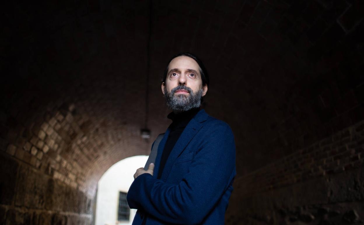 Andrés Neuman, en un rincón del Realejo.