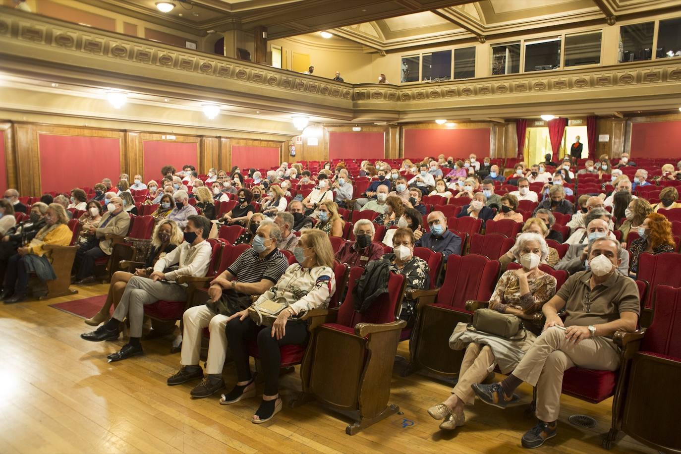 El artista presentó su espectáculo en el teatro Isabel la Católica junto al piano de Josi González