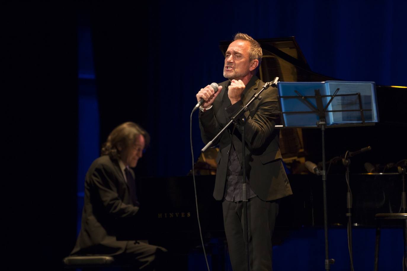 El artista presentó su espectáculo en el teatro Isabel la Católica junto al piano de Josi González