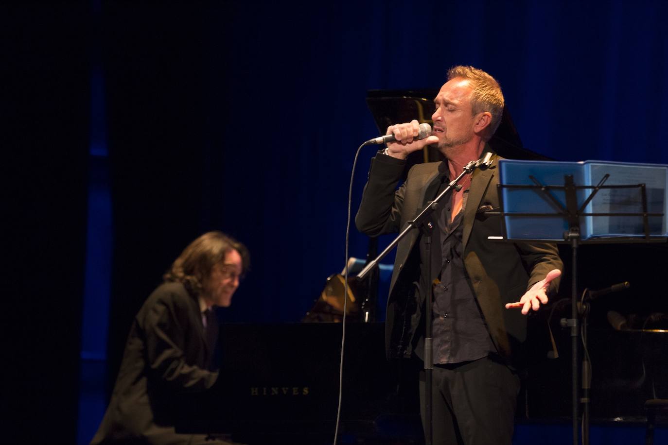 El artista presentó su espectáculo en el teatro Isabel la Católica junto al piano de Josi González