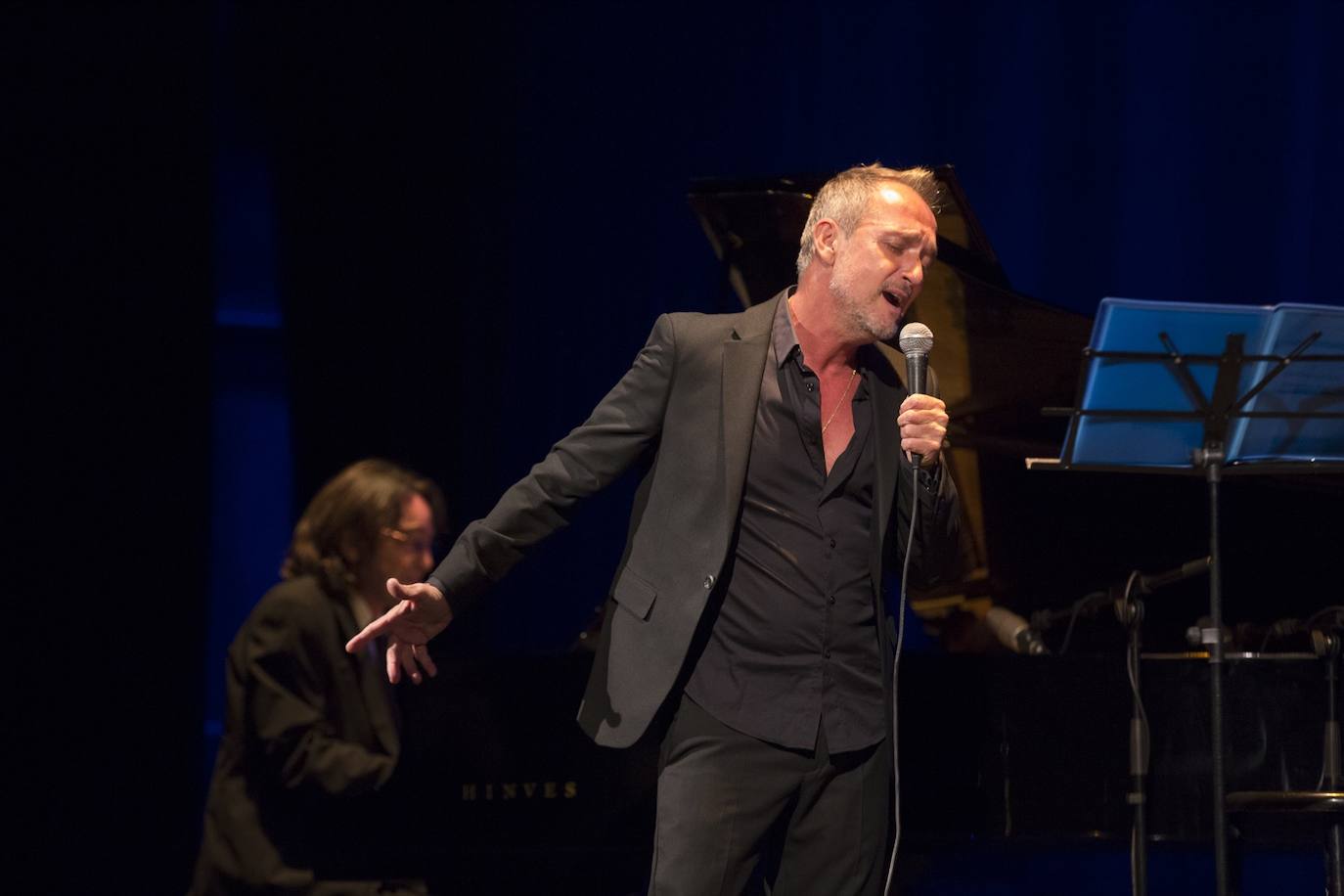 El artista presentó su espectáculo en el teatro Isabel la Católica junto al piano de Josi González