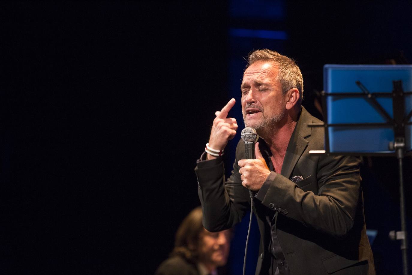 El artista presentó su espectáculo en el teatro Isabel la Católica junto al piano de Josi González