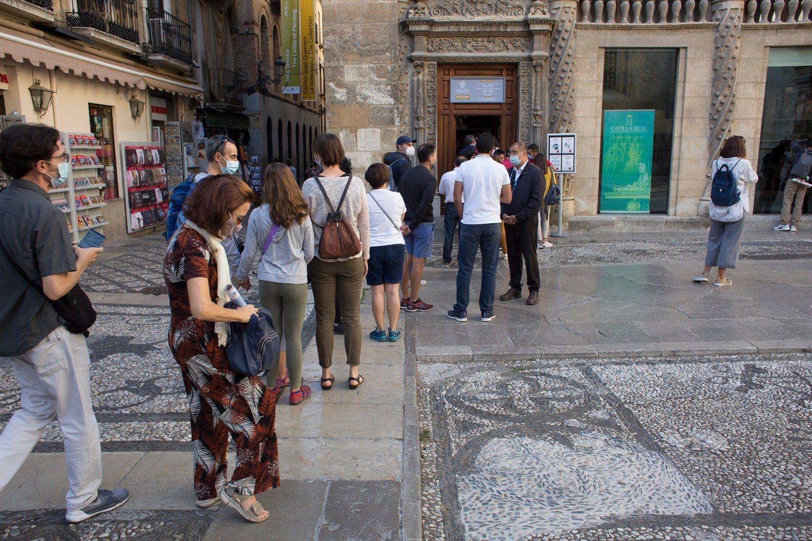 Turistas y vecinos de la capital disfrutan del inicio de los días festivos en el centro de la ciudad