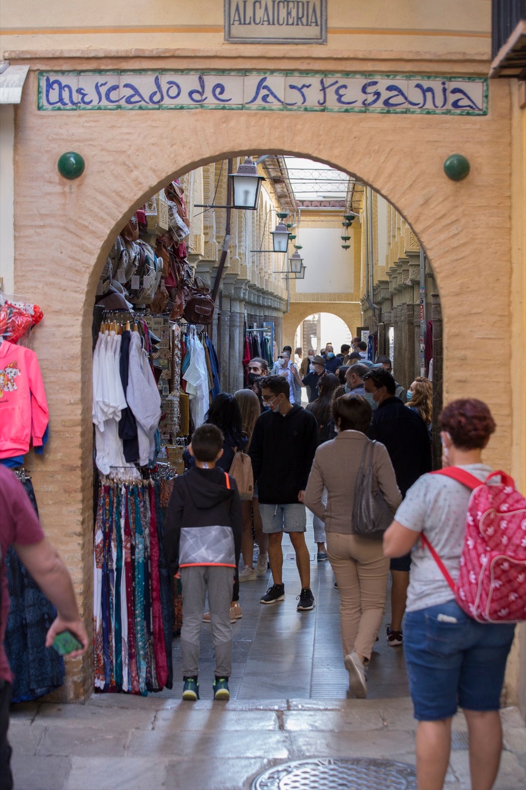 Turistas y vecinos de la capital disfrutan del inicio de los días festivos en el centro de la ciudad