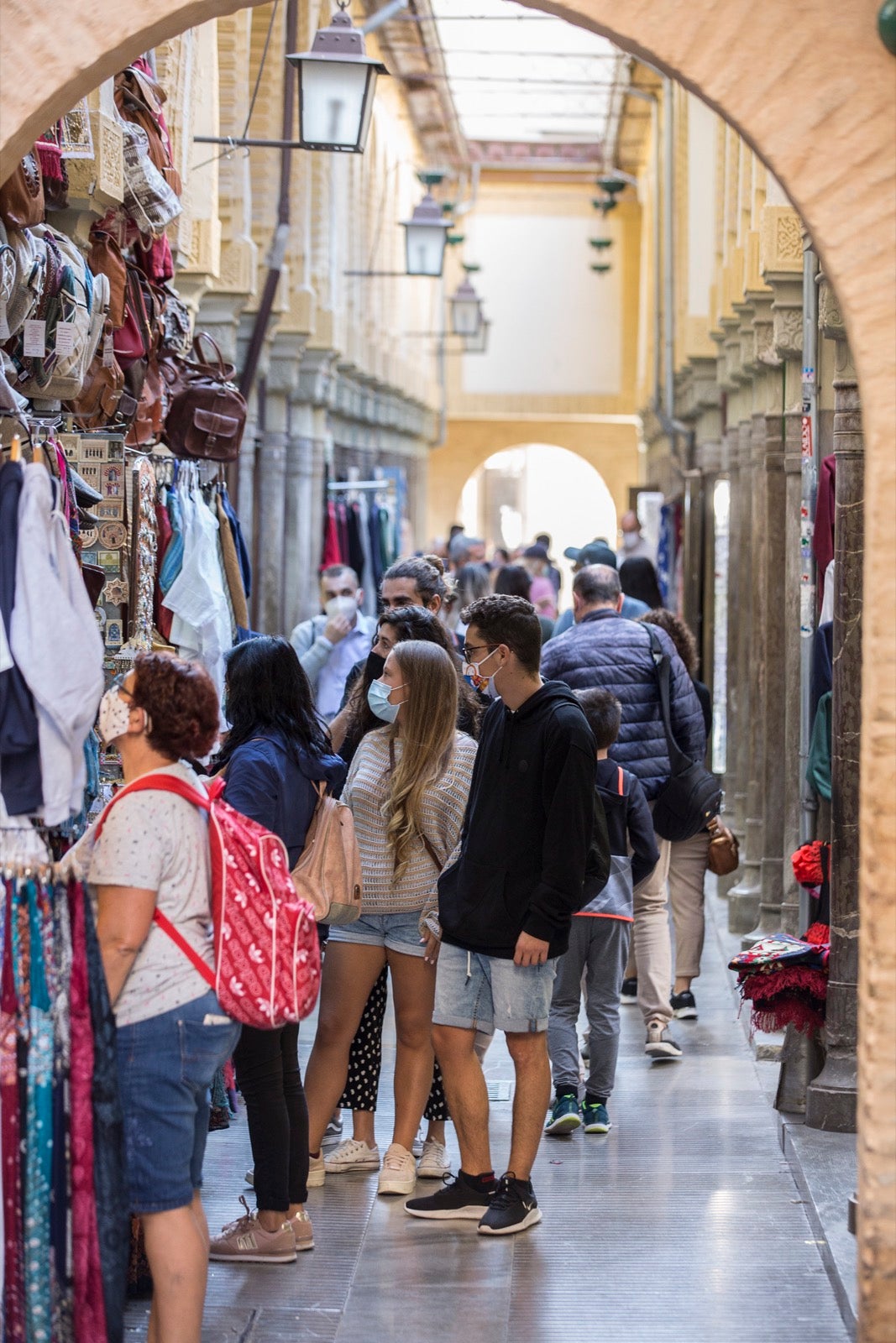 Turistas y vecinos de la capital disfrutan del inicio de los días festivos en el centro de la ciudad