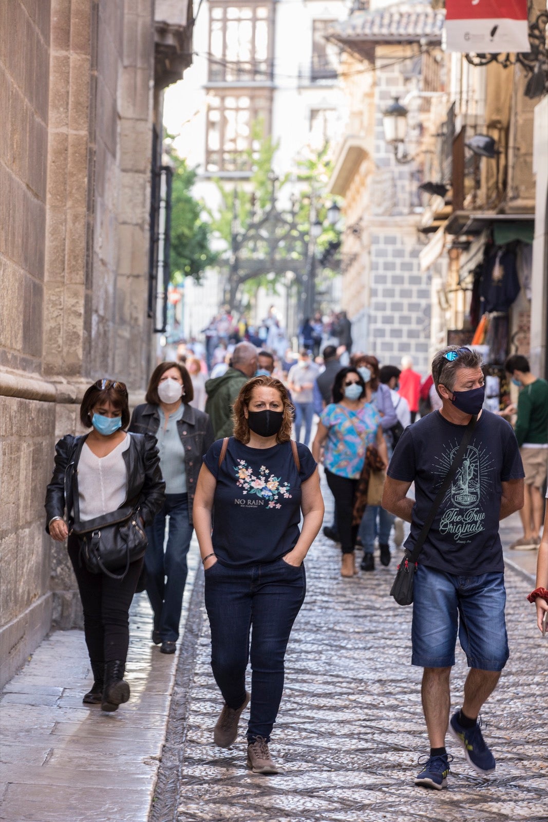 Turistas y vecinos de la capital disfrutan del inicio de los días festivos en el centro de la ciudad