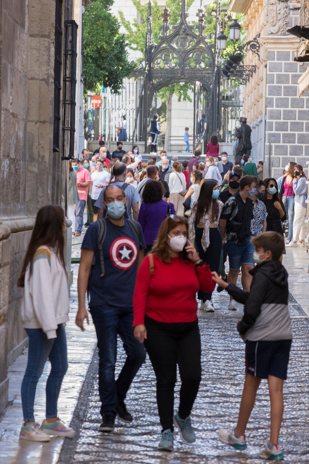 Turistas y vecinos de la capital disfrutan del inicio de los días festivos en el centro de la ciudad