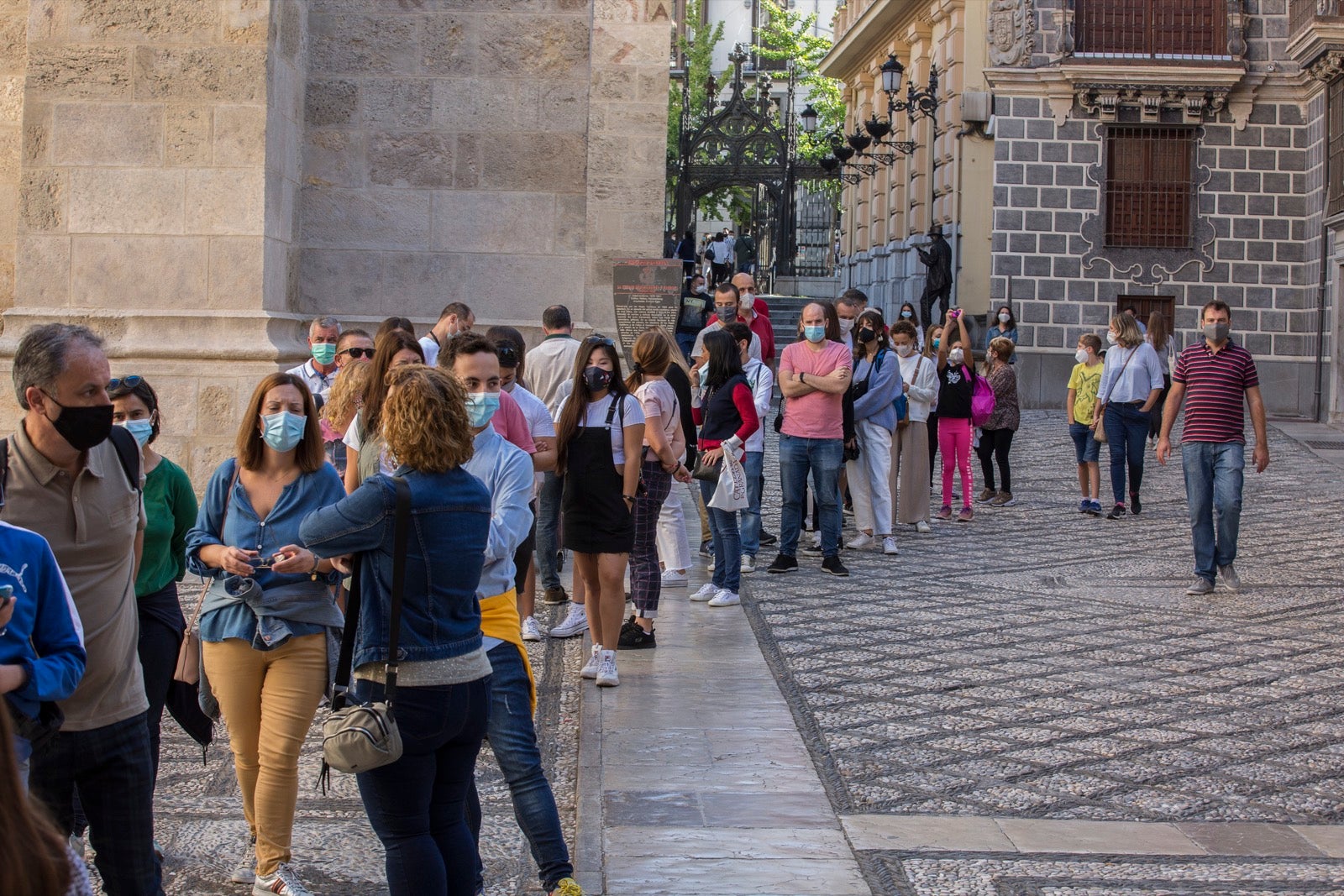 Turistas y vecinos de la capital disfrutan del inicio de los días festivos en el centro de la ciudad