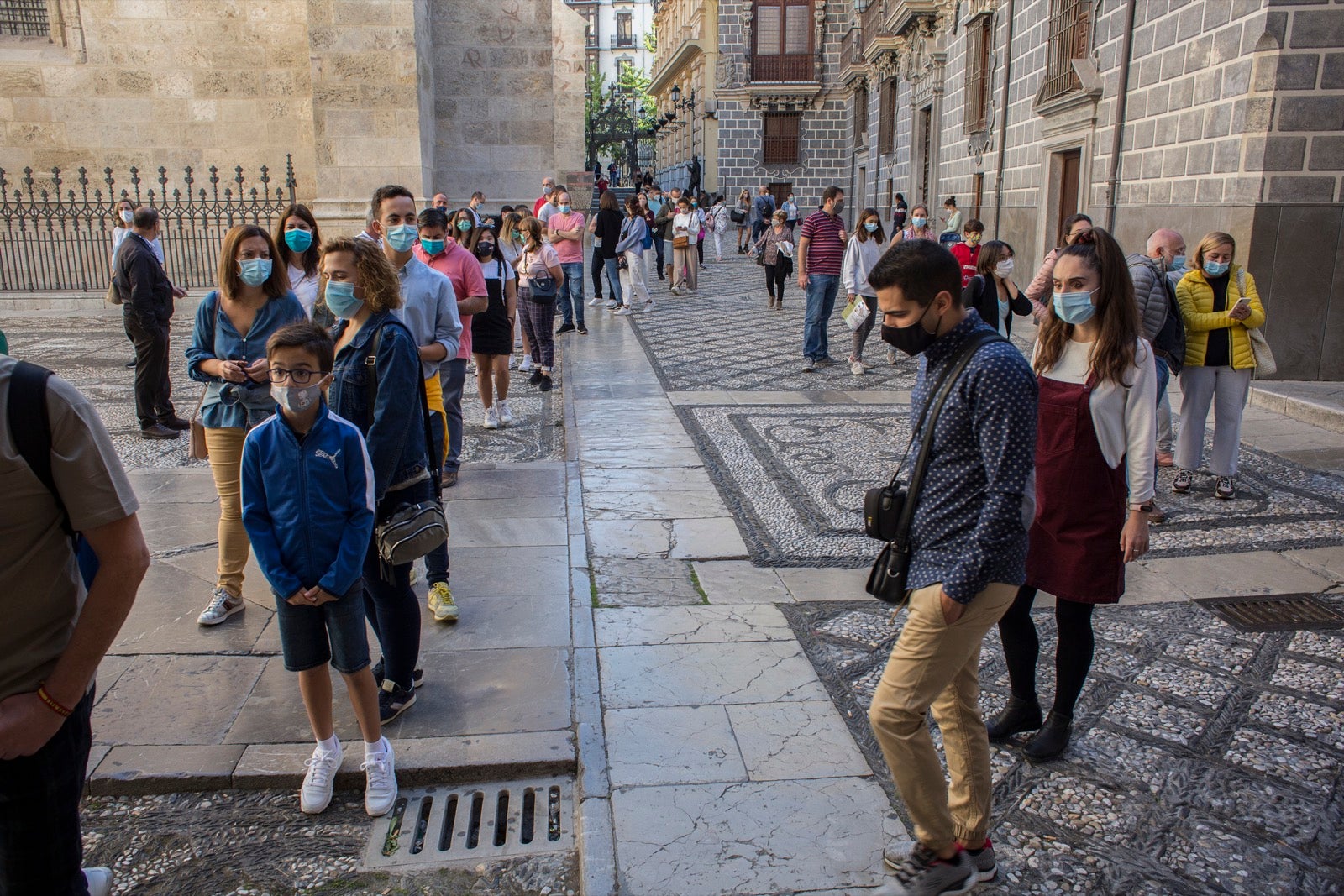 Turistas y vecinos de la capital disfrutan del inicio de los días festivos en el centro de la ciudad