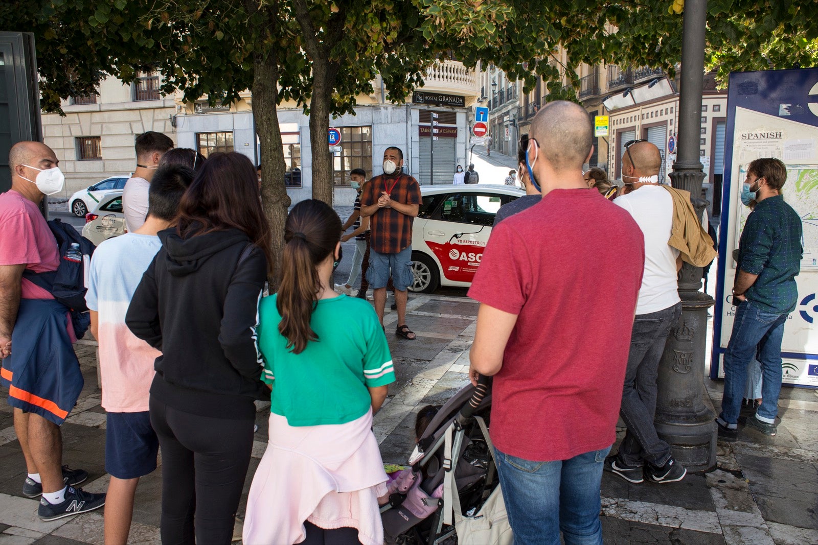 Turistas y vecinos de la capital disfrutan del inicio de los días festivos en el centro de la ciudad