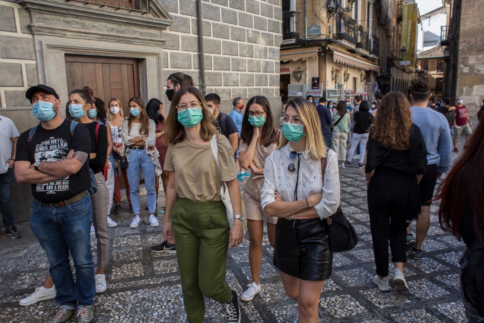 Turistas y vecinos de la capital disfrutan del inicio de los días festivos en el centro de la ciudad