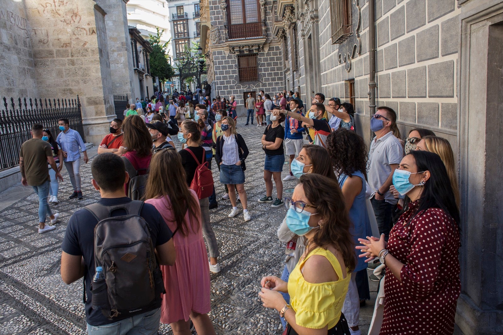Turistas y vecinos de la capital disfrutan del inicio de los días festivos en el centro de la ciudad