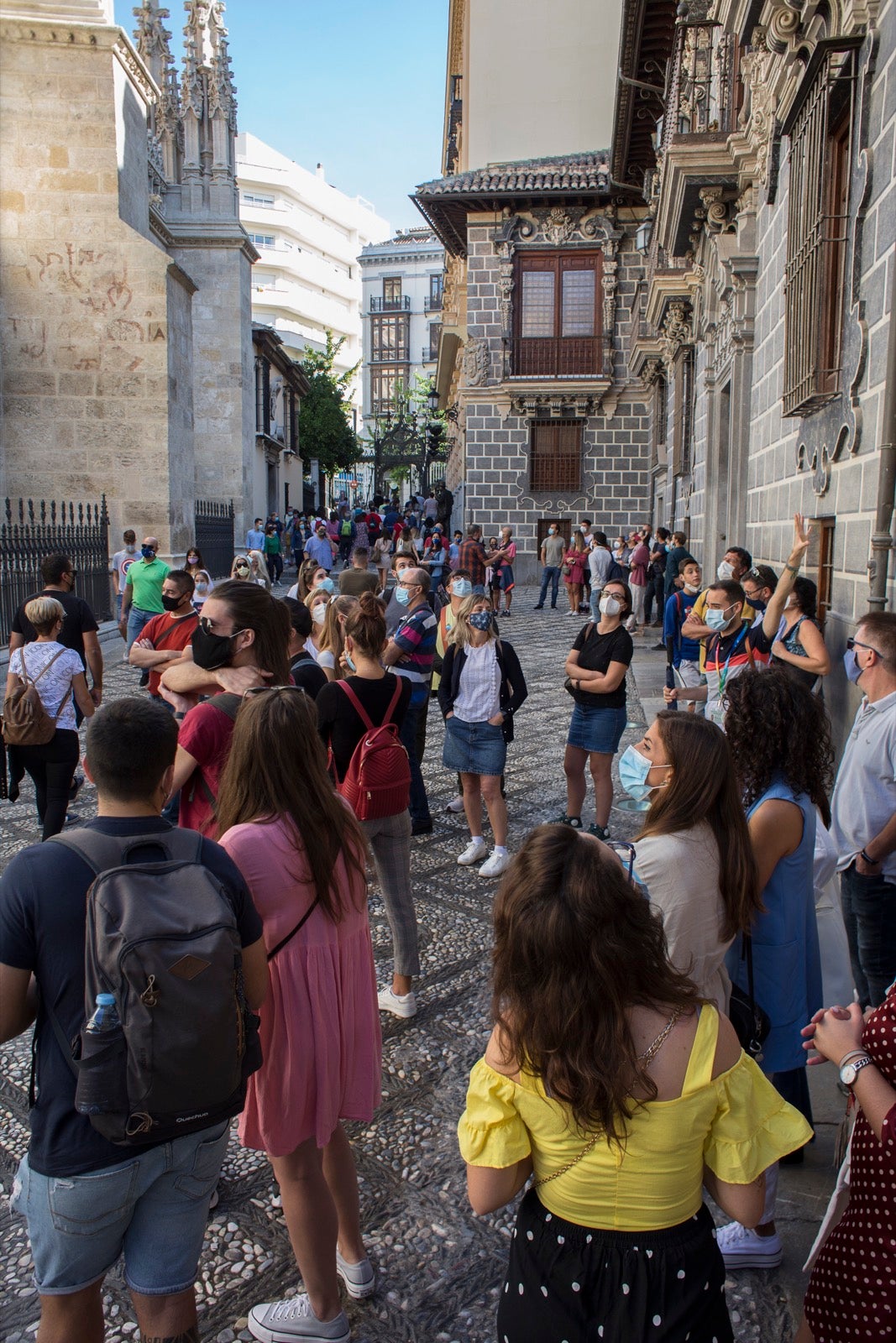 Turistas y vecinos de la capital disfrutan del inicio de los días festivos en el centro de la ciudad