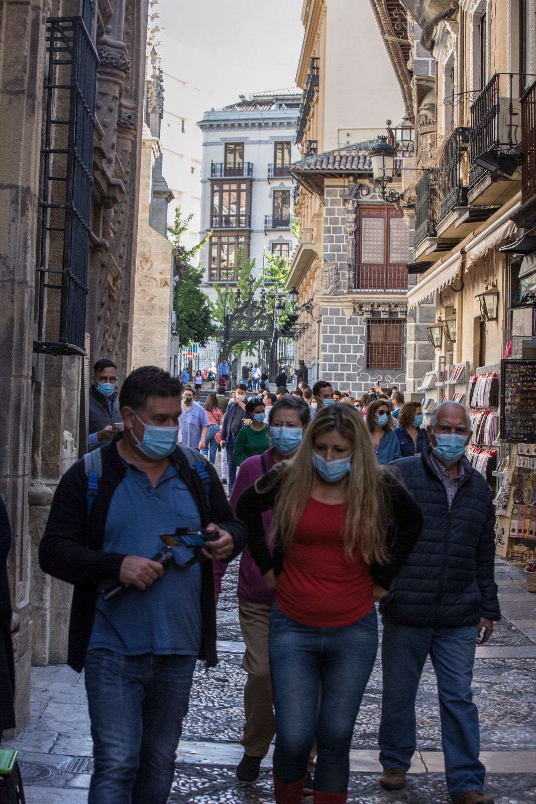 Turistas y vecinos de la capital disfrutan del inicio de los días festivos en el centro de la ciudad