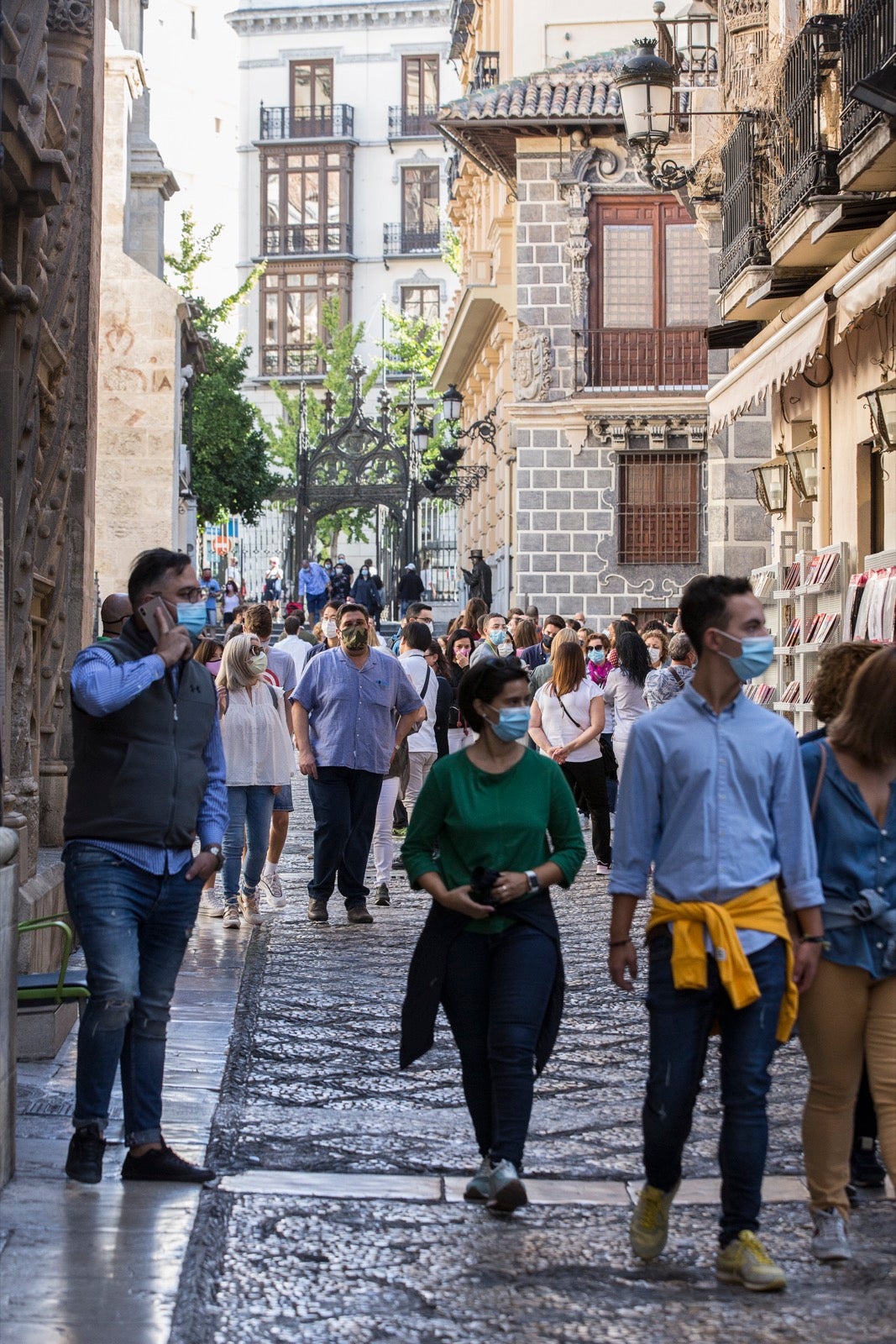 Turistas y vecinos de la capital disfrutan del inicio de los días festivos en el centro de la ciudad
