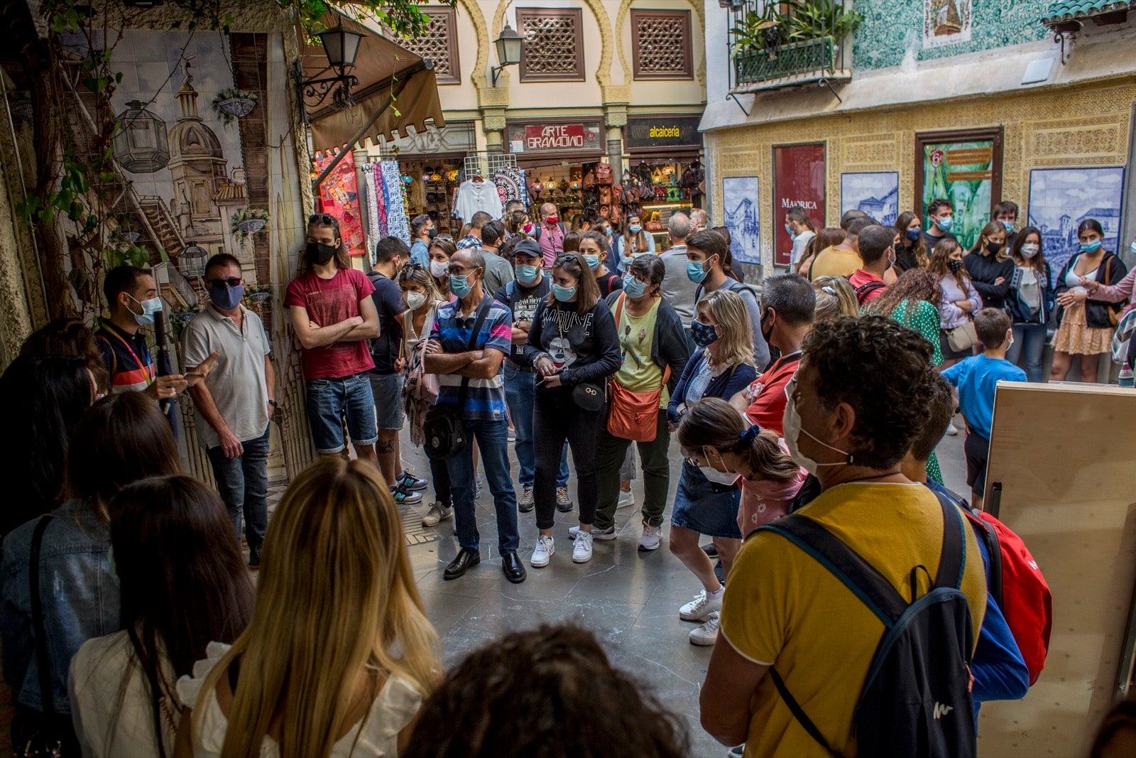 Turistas y vecinos de la capital disfrutan del inicio de los días festivos en el centro de la ciudad