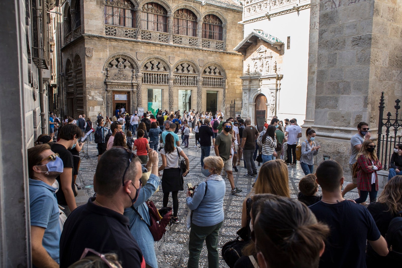 Turistas y vecinos de la capital disfrutan del inicio de los días festivos en el centro de la ciudad