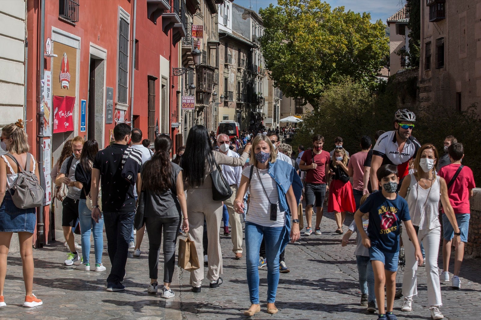 Turistas y vecinos de la capital disfrutan del inicio de los días festivos en el centro de la ciudad