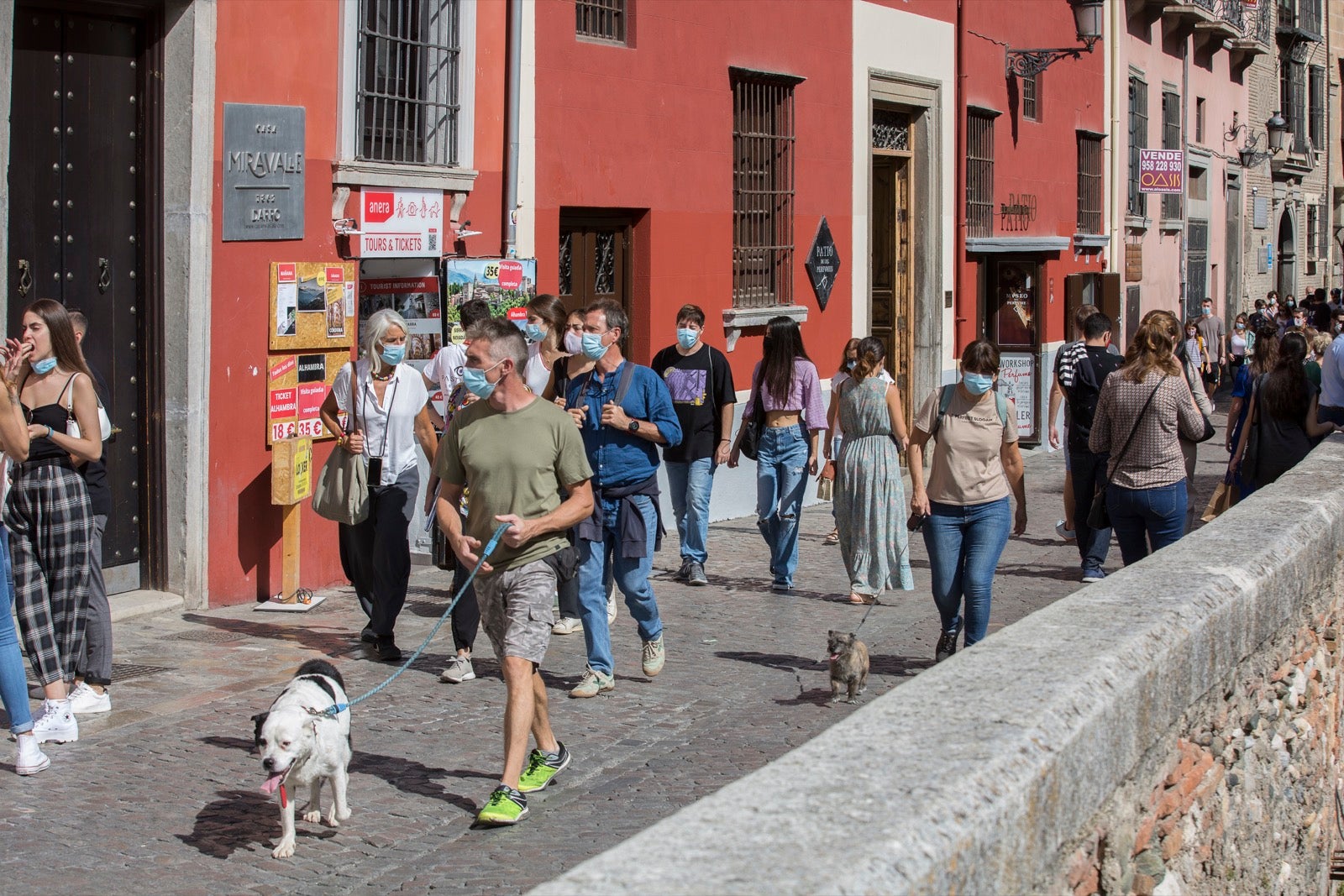 Turistas y vecinos de la capital disfrutan del inicio de los días festivos en el centro de la ciudad