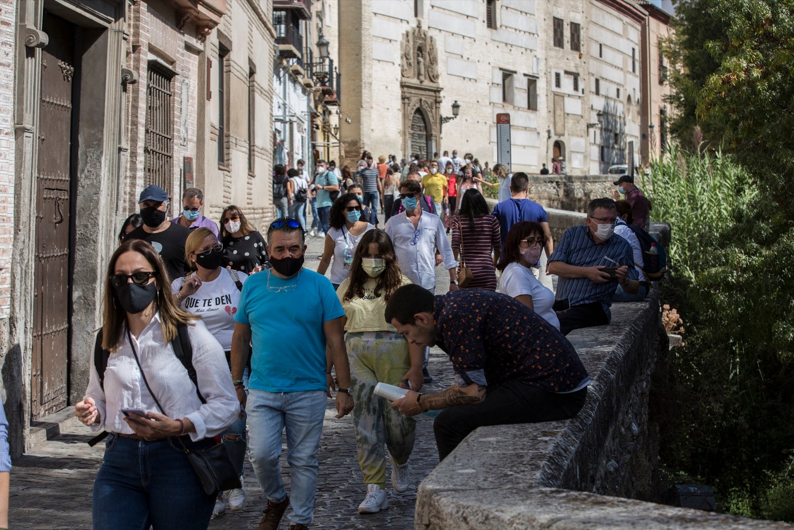 Turistas y vecinos de la capital disfrutan del inicio de los días festivos en el centro de la ciudad
