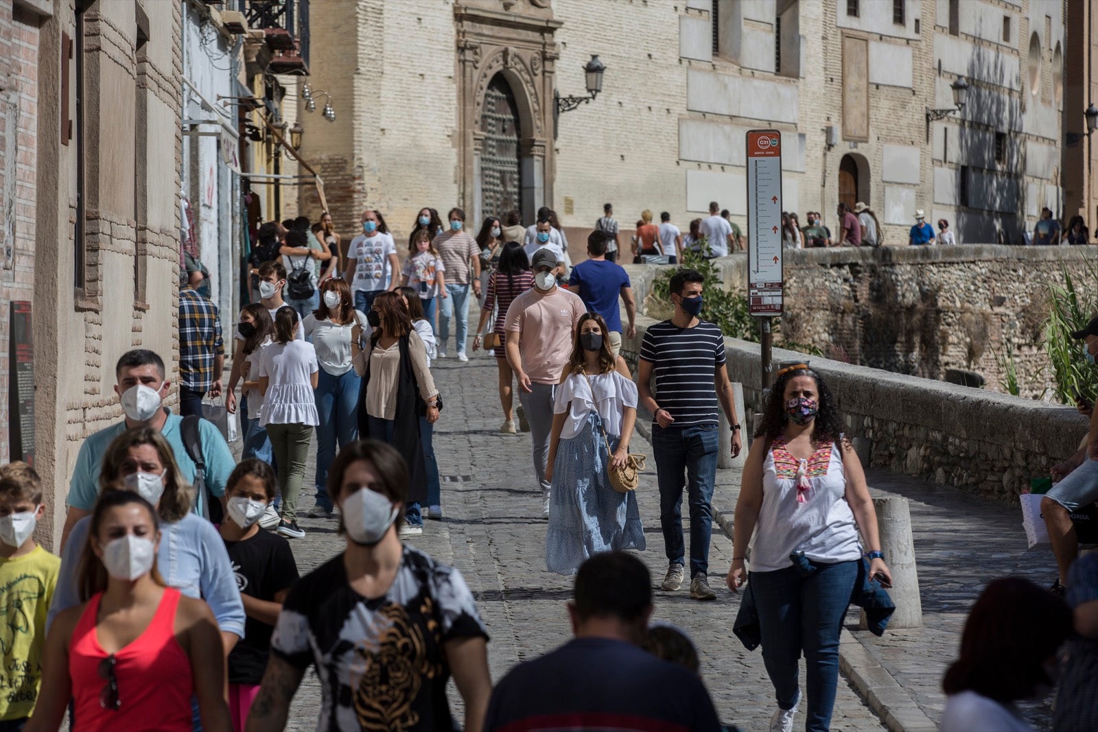 Turistas y vecinos de la capital disfrutan del inicio de los días festivos en el centro de la ciudad