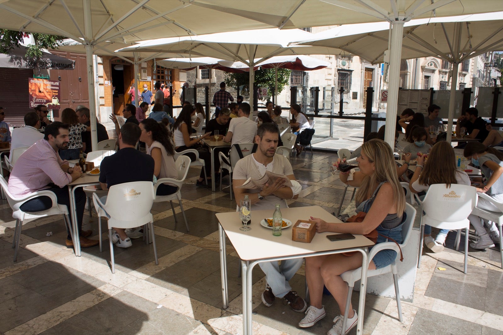 Turistas y vecinos de la capital disfrutan del inicio de los días festivos en el centro de la ciudad