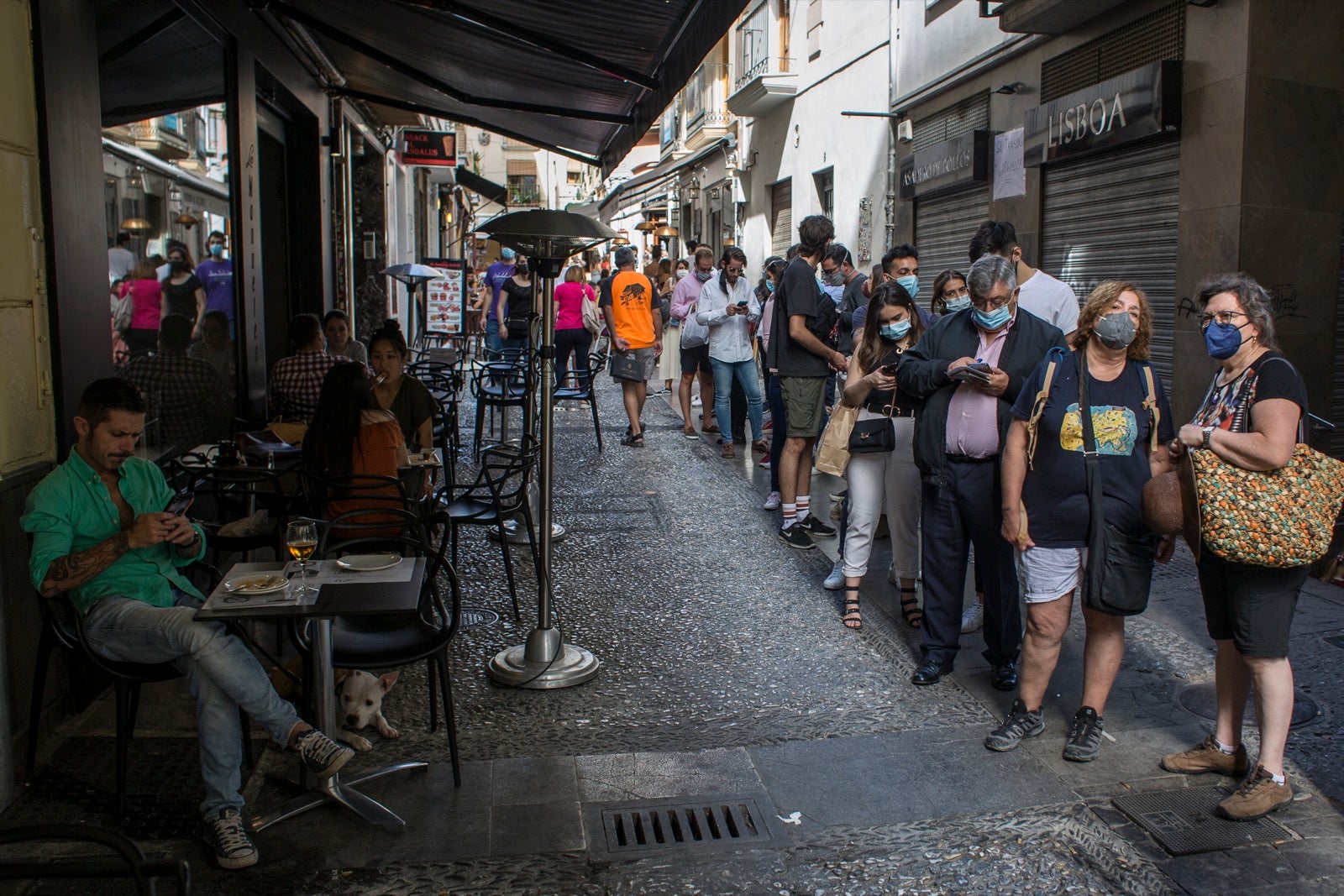 Turistas y vecinos de la capital disfrutan del inicio de los días festivos en el centro de la ciudad