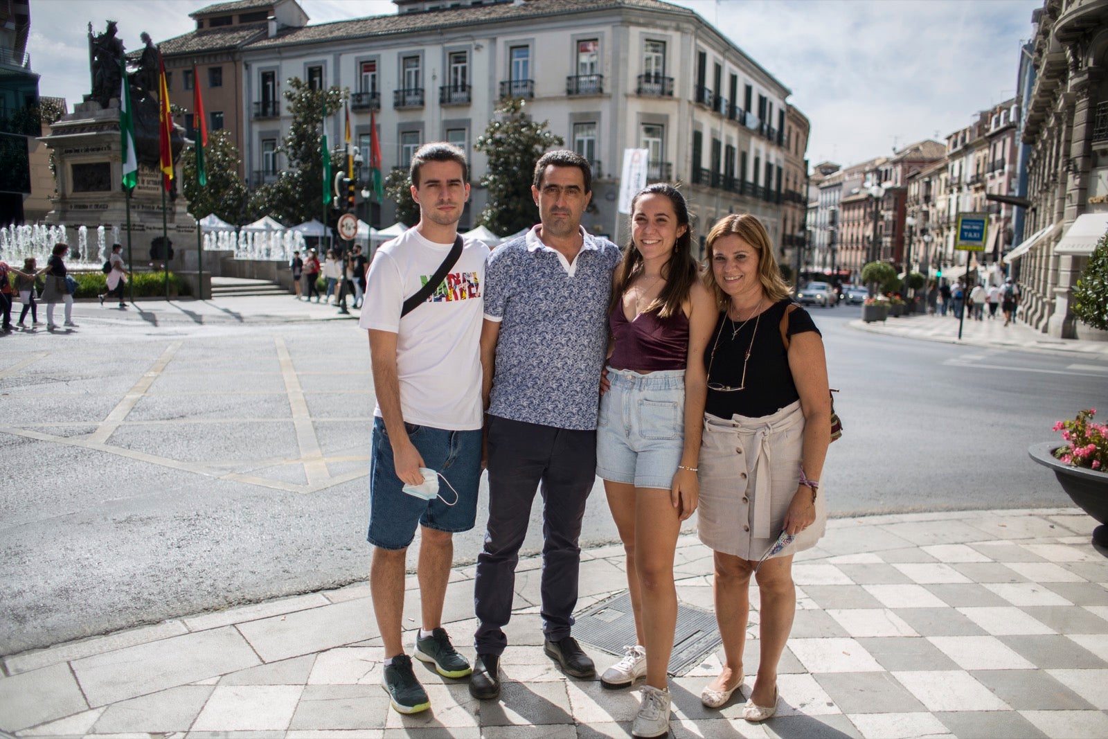 Turistas y vecinos de la capital disfrutan del inicio de los días festivos en el centro de la ciudad