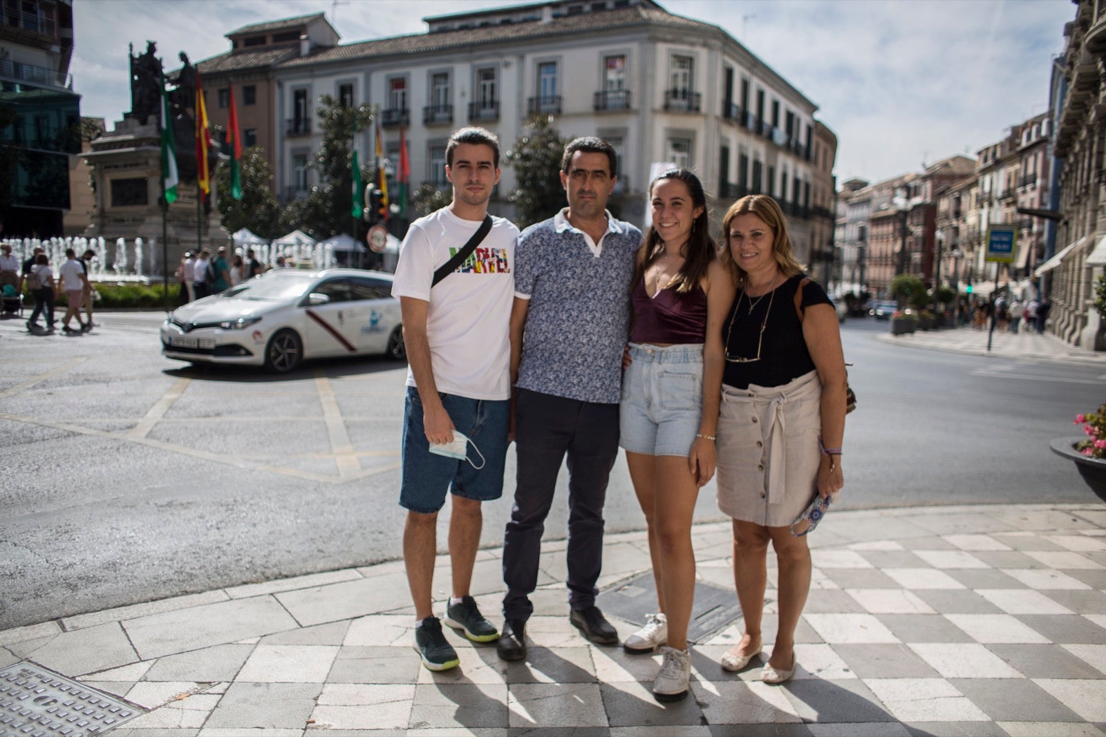 Turistas y vecinos de la capital disfrutan del inicio de los días festivos en el centro de la ciudad