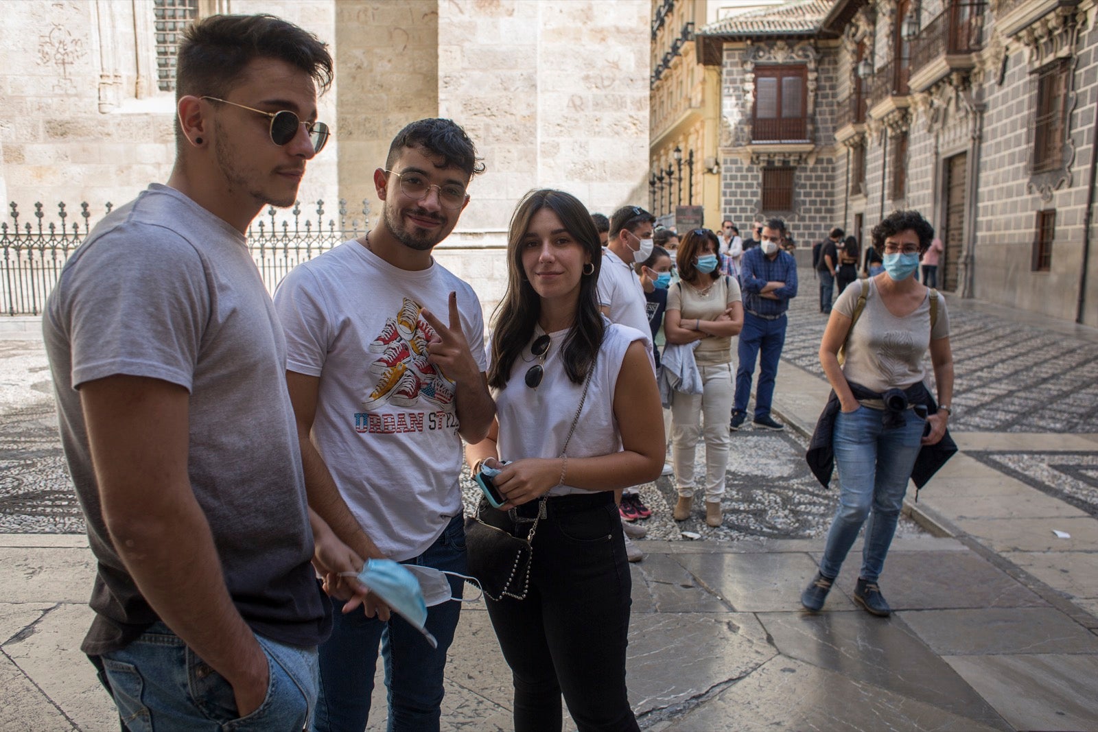Turistas y vecinos de la capital disfrutan del inicio de los días festivos en el centro de la ciudad