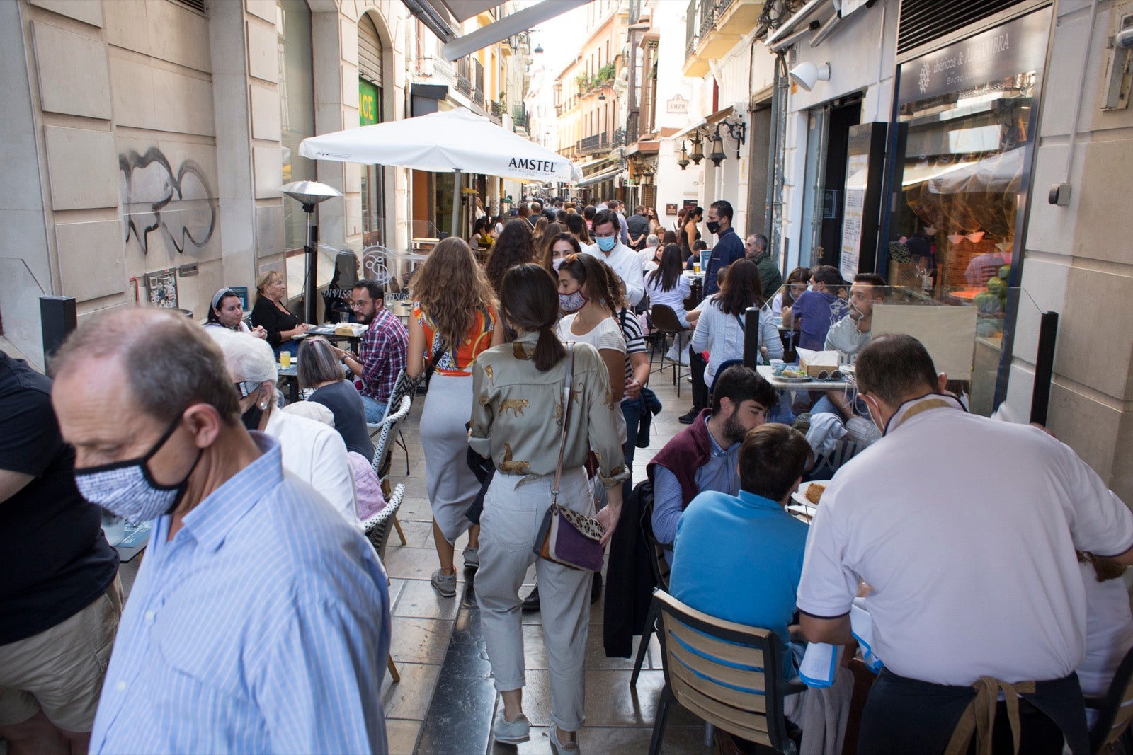 Turistas y vecinos de la capital disfrutan del inicio de los días festivos en el centro de la ciudad