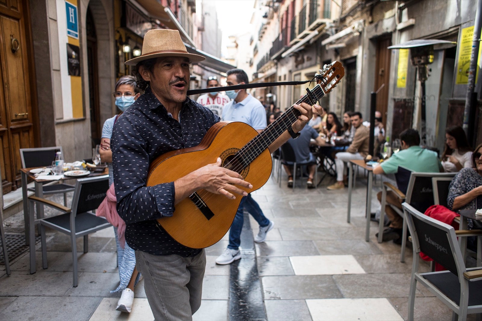 Turistas y vecinos de la capital disfrutan del inicio de los días festivos en el centro de la ciudad