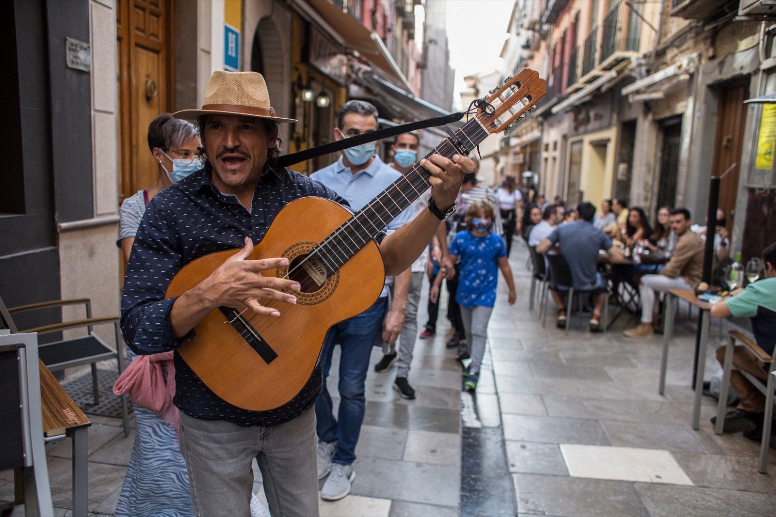 Turistas y vecinos de la capital disfrutan del inicio de los días festivos en el centro de la ciudad