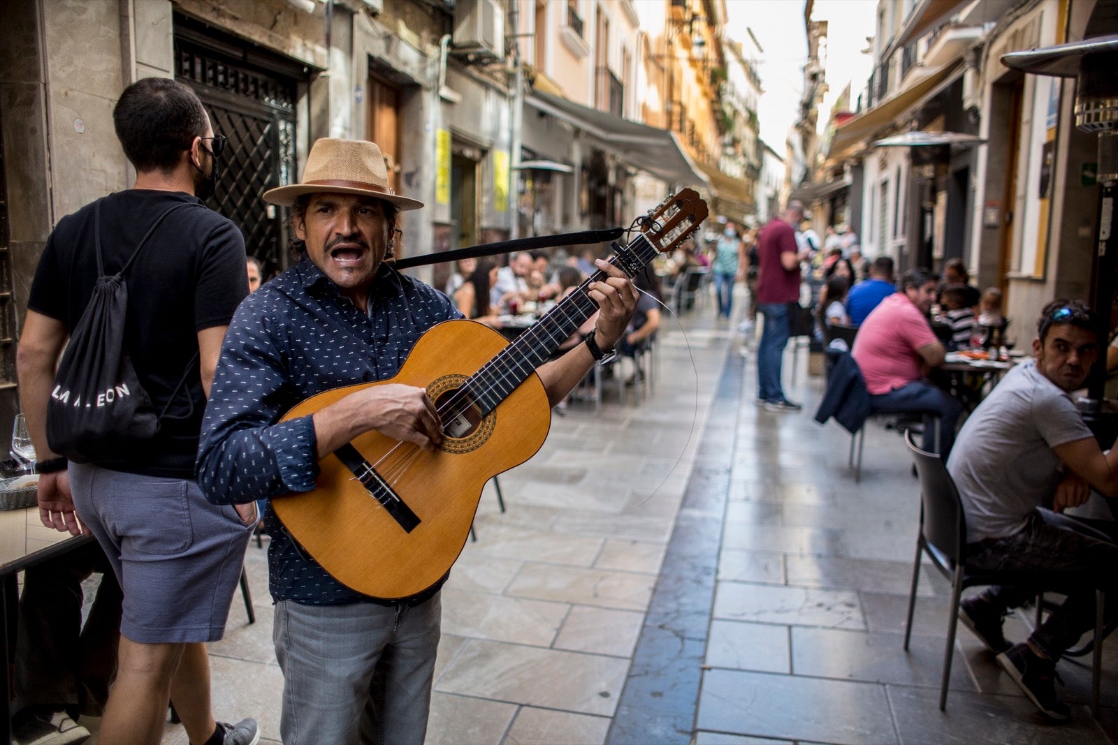 Turistas y vecinos de la capital disfrutan del inicio de los días festivos en el centro de la ciudad