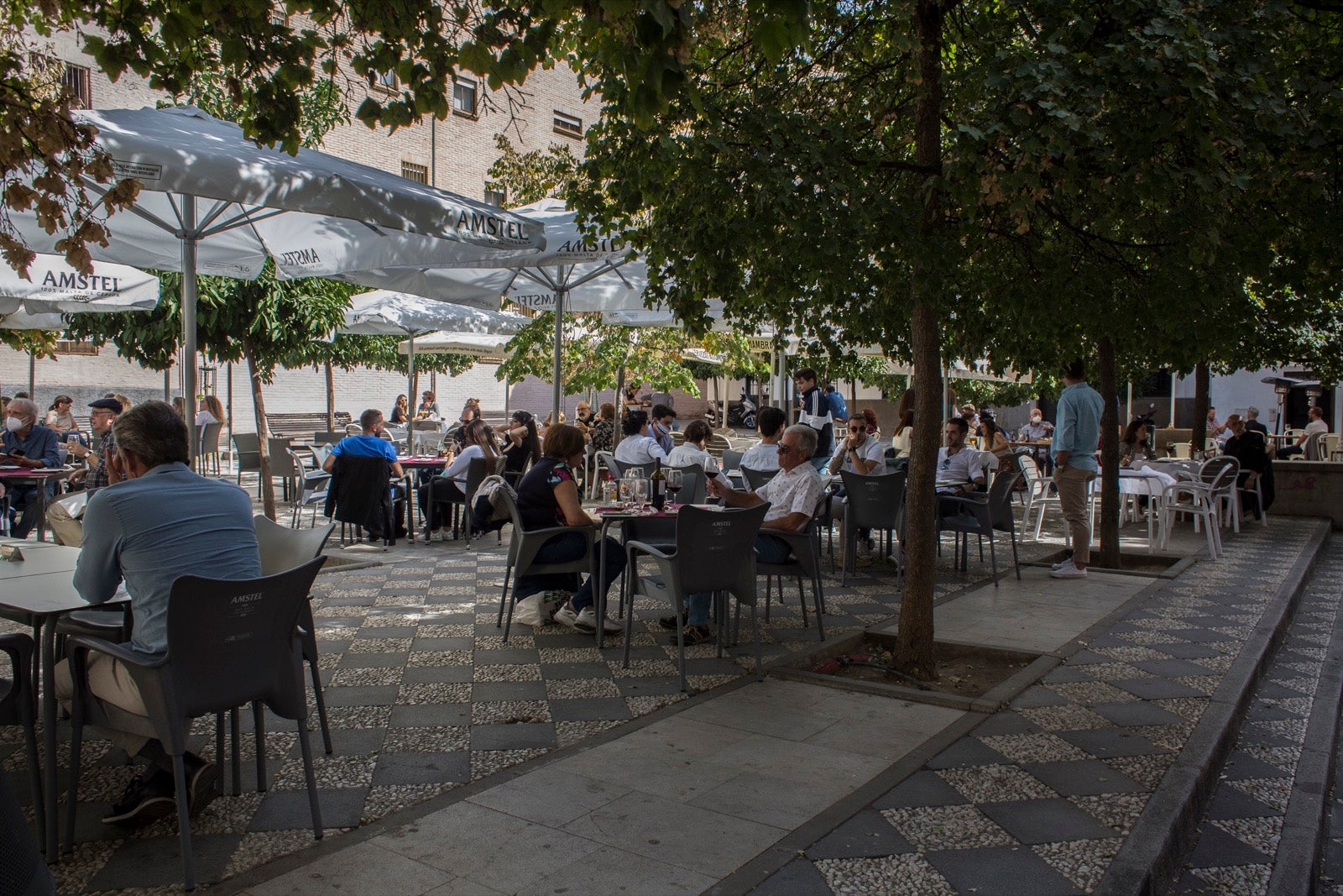 Turistas y vecinos de la capital disfrutan del inicio de los días festivos en el centro de la ciudad